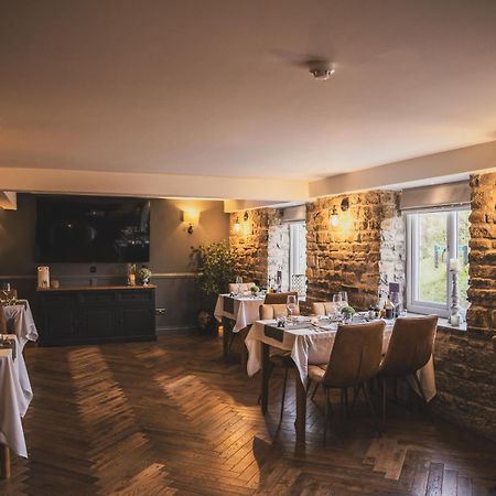 Crossways Wells Exterior foto The restaurant at The Old Stamp House