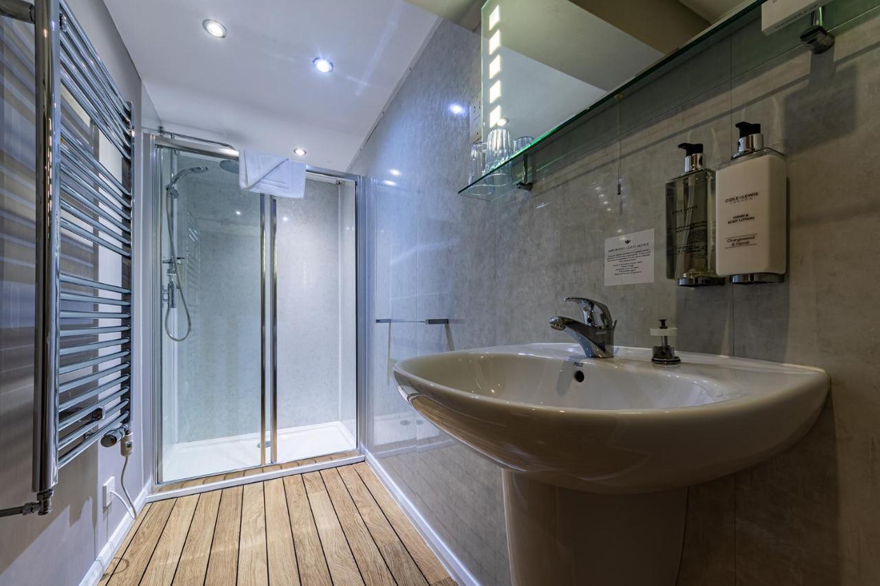 Crossways Wells Exterior foto A shower room
