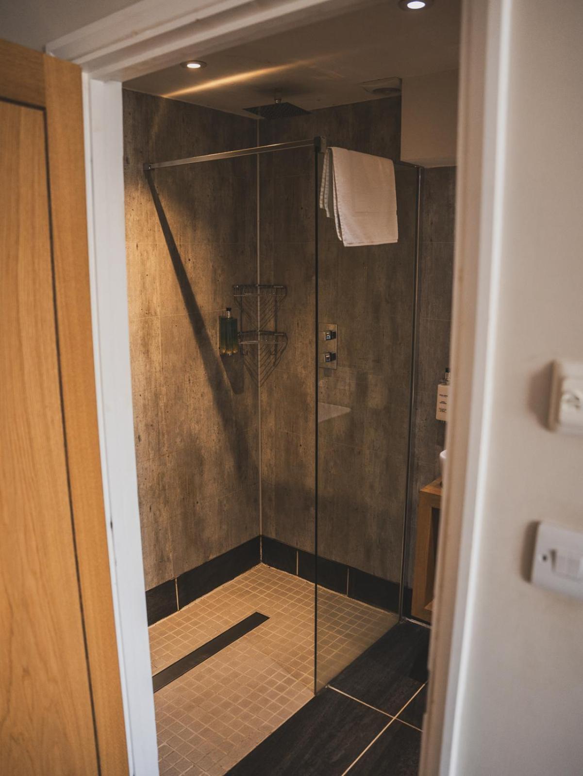 Crossways Wells Exterior foto A shower cubicle