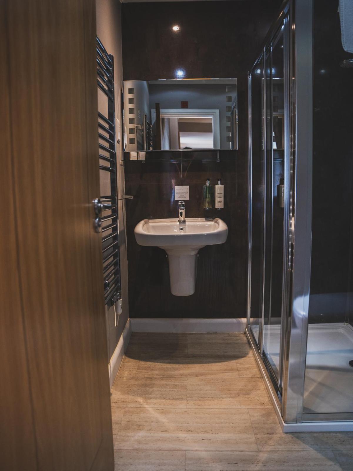 Crossways Wells Exterior foto A wet room in a hotel