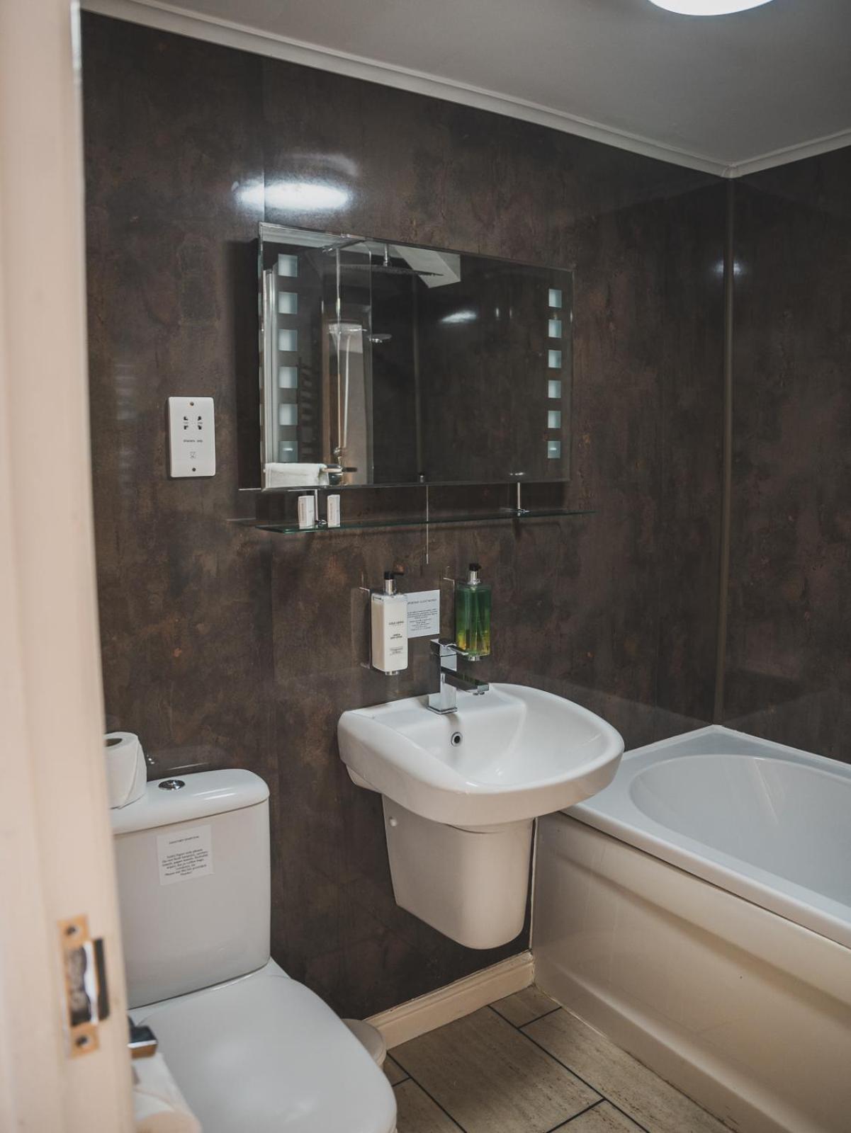 Crossways Wells Exterior foto Bathroom