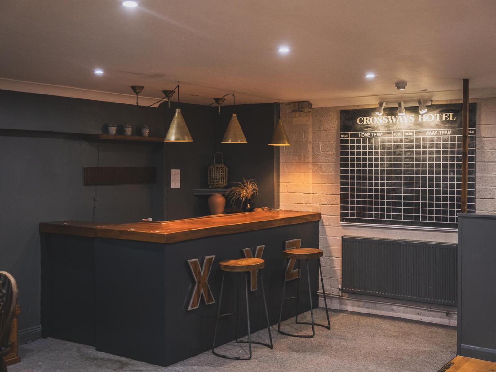 Crossways Wells Exterior foto The bar at the Crown Hotel