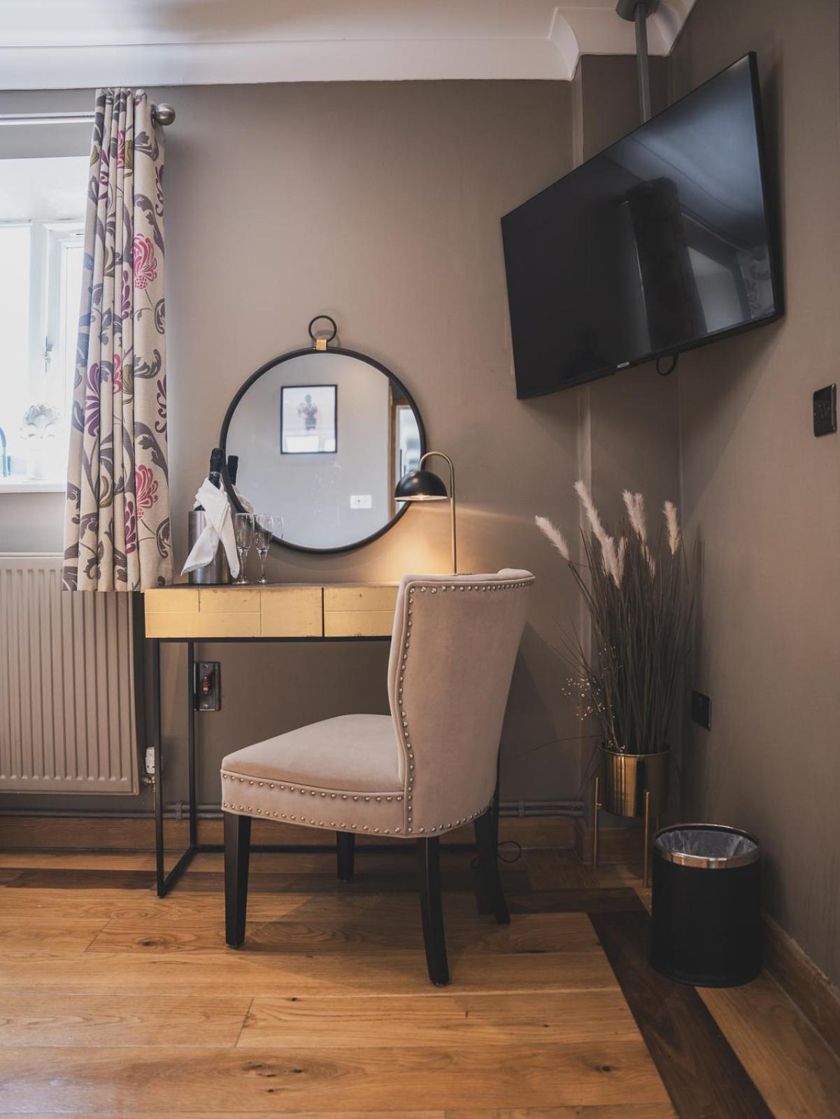 Crossways Wells Quarto foto A dressing table in a bedroom