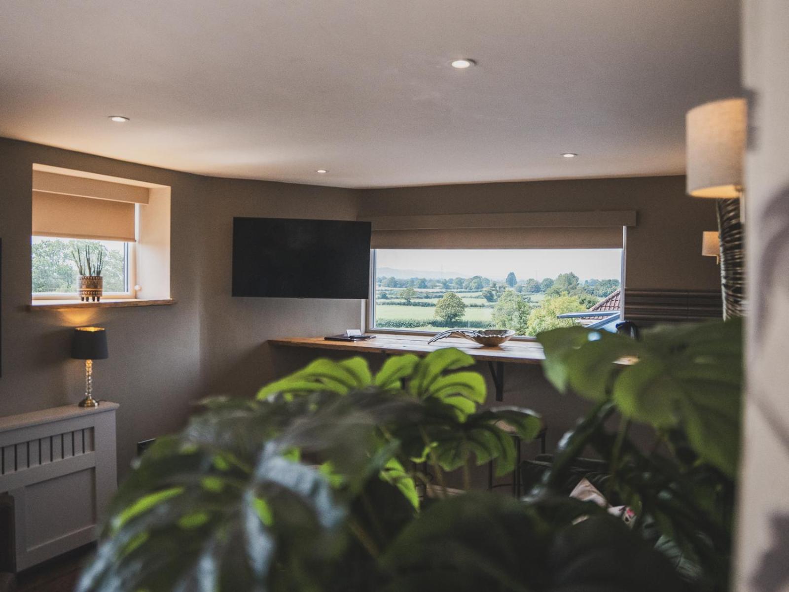 Crossways Wells Quarto foto The interior of the control tower at Cotswold Airport