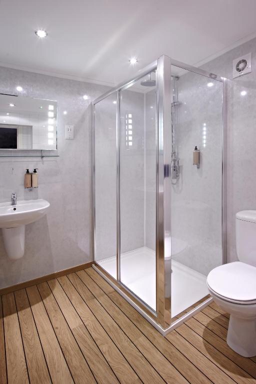 Crossways Wells Exterior foto A shower cubicle